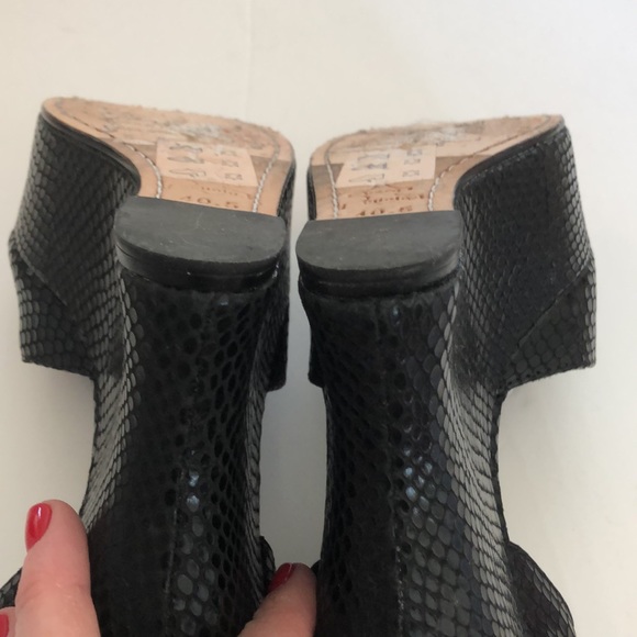 ⭐️LIKE NEW ⭐️Alice and Olivia Wedge⭐️ - Picture 12 of 14